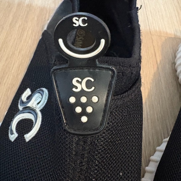 Simon Chang Woman’s 6 Black Slip-On Sneakers Shoes with White Soles - Picture 4 of 8